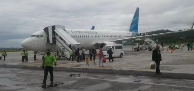 Ban Pesawat Garuda Pecah di Bandara Frans Kaisiepo Biak Papua