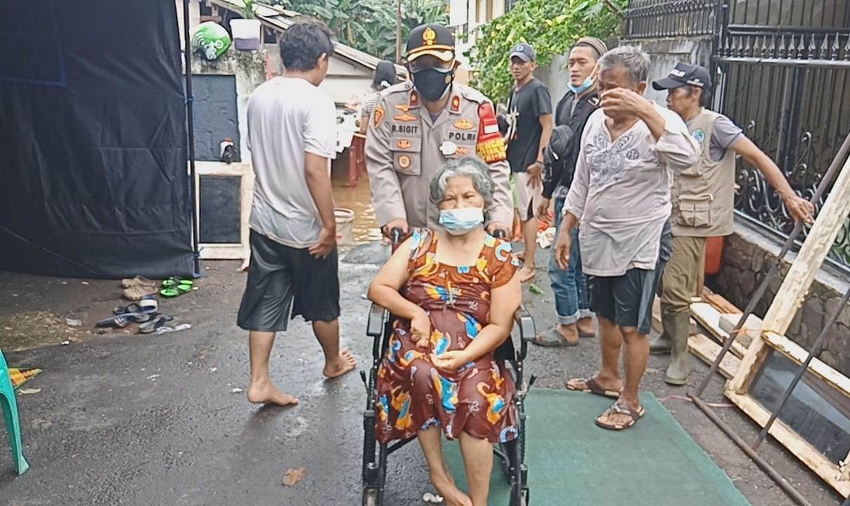 TNI-Polri Evakuasi Korban Banjir - Papuadalamberita.com