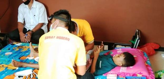 HUT Ke-75 Bhayangkara, Polres Manokwari Selatan Gelar Khitanan Massal dan Vaksinasi