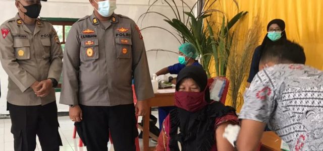 328 Warga Prafi dan Masni Ikut Vaksinasi yang Digelar Polres Manokwari Sambut HUT Ke-75 Bhayangkara 2021 