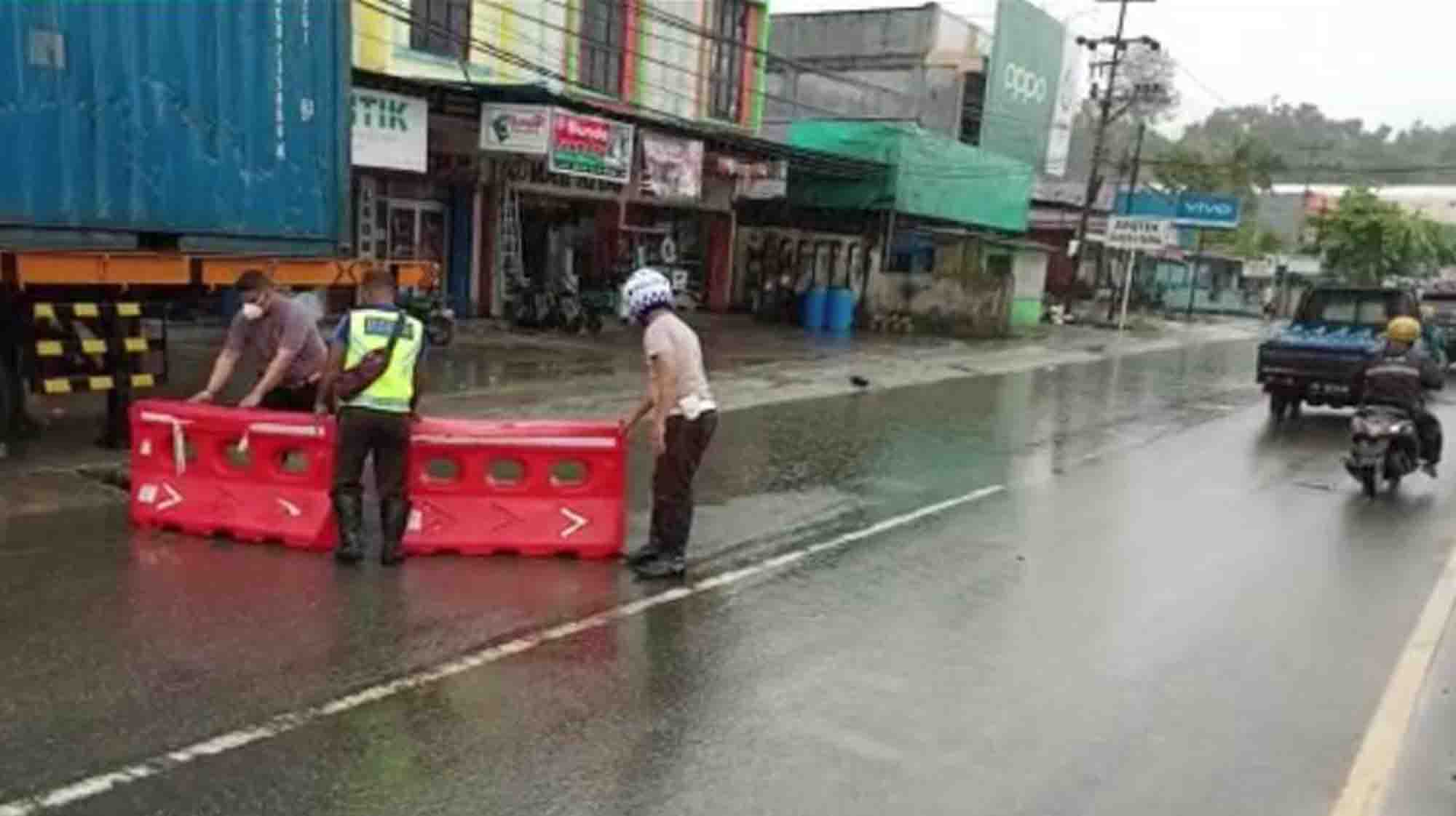 Air Tergenang Polisi Rekayasa Lalu Lintas Urai Kemacetan