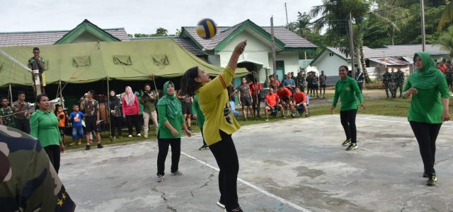 Olahraga Bersama, Ketua Persit Daerah XVIII Kasuari Beri Semangat Istri Prajurit