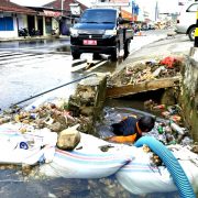 Sampah Penyebab Tergenang Air di Perempatan Lampu Merah