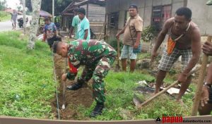Tingkatkan Budaya Gotong Royong, Babinsa Wasior Perbaiki Saluran Air di Wilayah Binaan