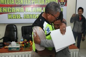 Kapolda Papua Serahkan Tiga Jenazah Korban Banjir Sentani