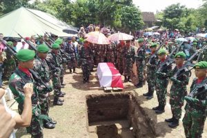 Ribuan Warga Iringi Pemakaman Sertu Mirwariyafin, Korban Penembakan KKB di Papua