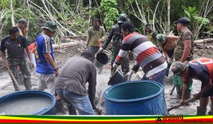 Dibawah Terik Matahari Satgas TMMD Kodim 1801/Manokwari Berlumuran Semen