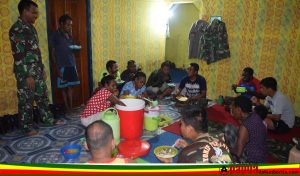 Kehangatan Makan Malam Bersama Waga Ukopti dengan Satgas TMMD Kodim Manokwari