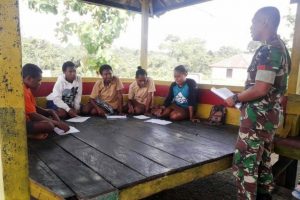 Prajurit TNI Gelar Bimbel Kepada Pelajar Perbatasan Indonesian dan PNG