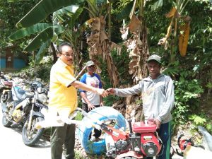 Robert Peduli Petani Fakfak, Bantu Mesin Pertanian dan Sapi