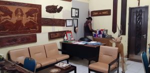 Feature (4) Seniman Papua Barat Elly Krey. Demi Lestarikan Budaya, Ia Rela Hidup di Bawah Jembatan Layang