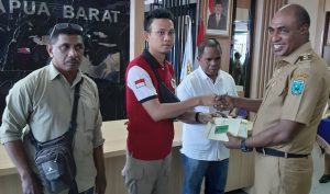 Dinyatakan Berkompeten, Wagub Papua Barat Serahkan Kartu UKW dari Dewan Pers Kepada Puluhan Wartawan