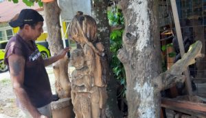 Feature (3) Seniman Papua Barat Elly Krey Mengukir di Usia 7 Tahun, Yatim Piatu di Usia 10 Tahun