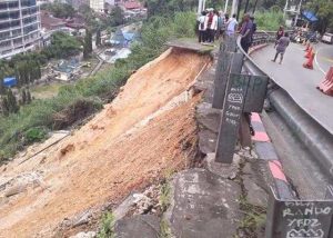 Jangan Ditiru Seperti Ini, Mereka  Melihat Tanpa Memikirkan Bahaya