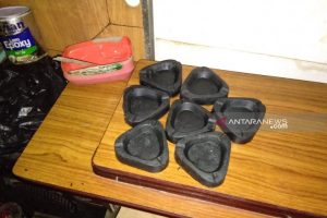 Pemuda di Raja Ampat Mengolah Sampah Plastik Menjadi Asbak