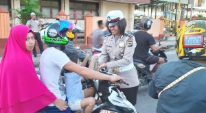 Polda Papua Barat dan Sejumlah Komunitas Berbagi Takjil untuk Pengendara