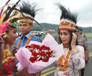 Romansa Adat Sambut Kapolda Papua Barat