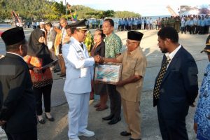 Bupati Berikan Penghargaan 16 Tokoh Pemekaran Raja Ampat