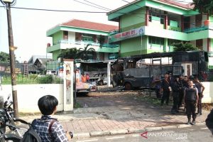 Dua Bus Brimob Dibakar Massa