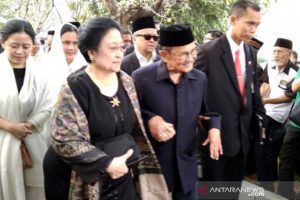 BJ Habibie dan Megawati Hadiri Pemakaman Ani Yudhoyono di Kalibata