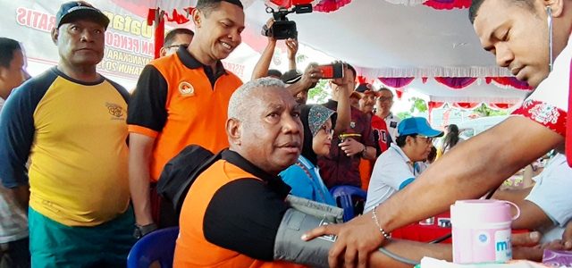 Sehari, Gubernur Papua Barat  Dua Kali Jalan Santai, Sempat Tensi Darah