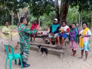 Bersikap Ramah,  Cara Babinsa Kodim Manokwari Merawat Komunikasi Bersama Warga