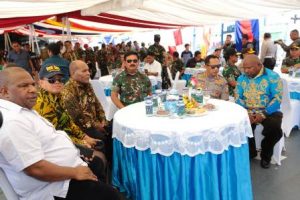 Petinggi dan Tokoh Masyarakat Jayapura Makan Siang di KRI Oswald Simanjuntak