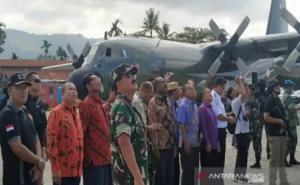 Panglima TNI dan Kapolri Saksikan Penerjunan Prajurit Kostrad