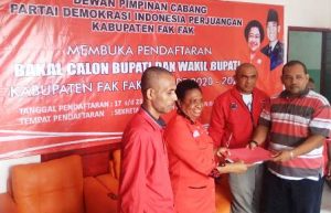 PDIP Fakfak Buka Pendaftaran, Kadis PUPR Ambil Formulir