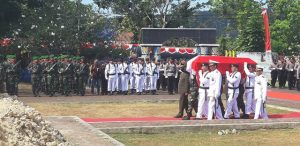 Suasana Haru Iringgi Pemakaman Gubernur Papua Barat Pertama, Abraham Atururi