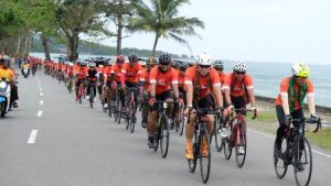 Peserta Tour d’Ambon Manise Gelar Doa Bersama dan Penyerahan Bantuan untuk Korban Gempa