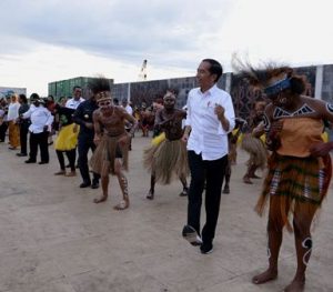 Usai Menari Seka, Presiden Joko Widodo Nikmati Merahnya Langit Kaimana