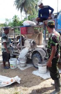 Jaga Kualitas Hasil Panen, Babinsa Masni Bantu Petani Giling Padi