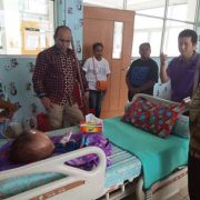Dos Santos Runaki Penderita Hidrosefalus Dikunjungi Empat Anggota DPD RI Asal Papua Barat