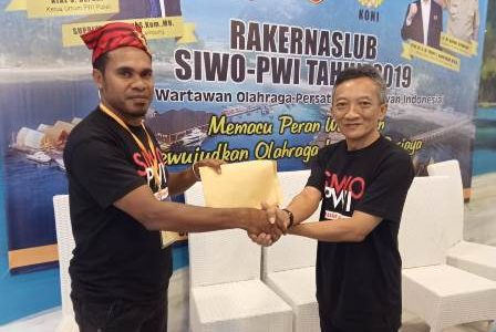 Hanas Warpur Serahkan Hasil Rakerda SIWO PWI Papua Barat Ke SIWO Pusat, Jatim Tuan Rumah Porwanas
