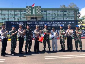 Dir Lantas Polda Papua Barat Serahkan Helem dan Traffic Kun untuk Pomdam XVIII/Kasuari