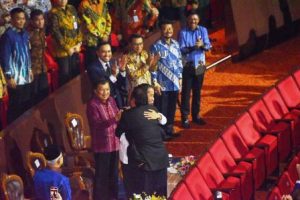 Pelukan Jokowi Kepada Surya Paloh Mengakhiri Politik “Baper”