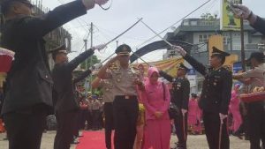 Tradisi Pedang Pora dan Tarian Yospan Sambut Kapolres Fakfak