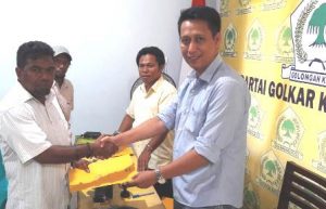 Inya Bay dan Iwan Patiran Ambil Formulir Pendaftaran di DPD Golkar Fakfak