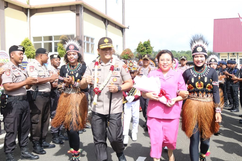 Kapolda Promosikan AKBP Slamet Temarwud  P. S Kapolres Manokwari Selatan