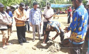 Wakil Bupati Bintuni Letakan Batu Pertama Masjid Al Muttakin
