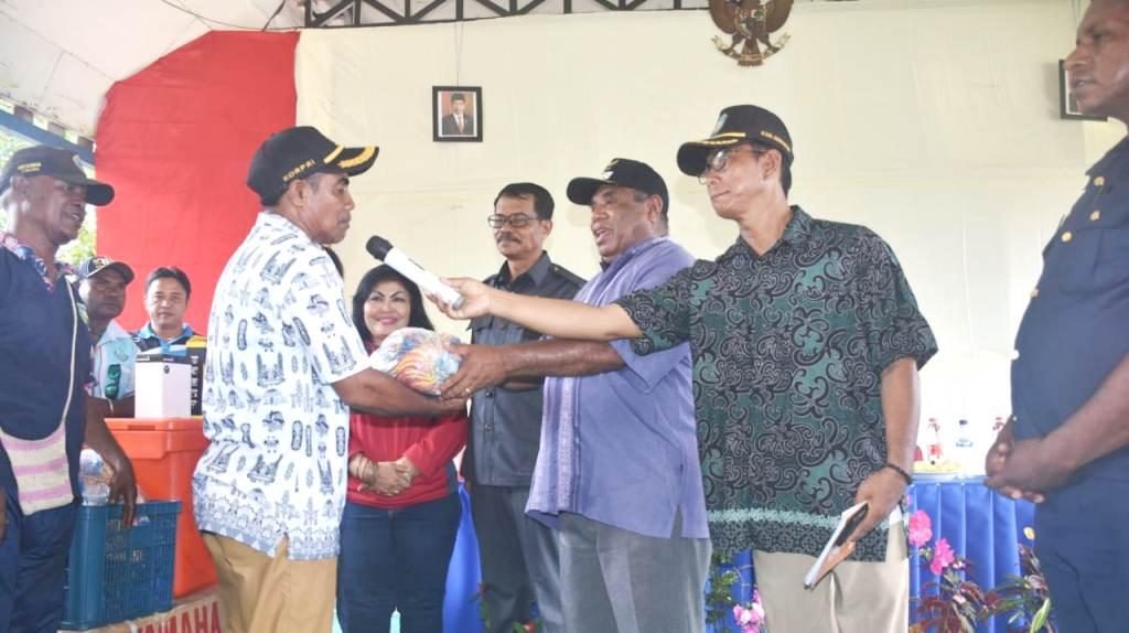 Serahkan Bantuan Perikanan, Ini Harapan Wakil Bupati  Bintuni Kepada Nelayan