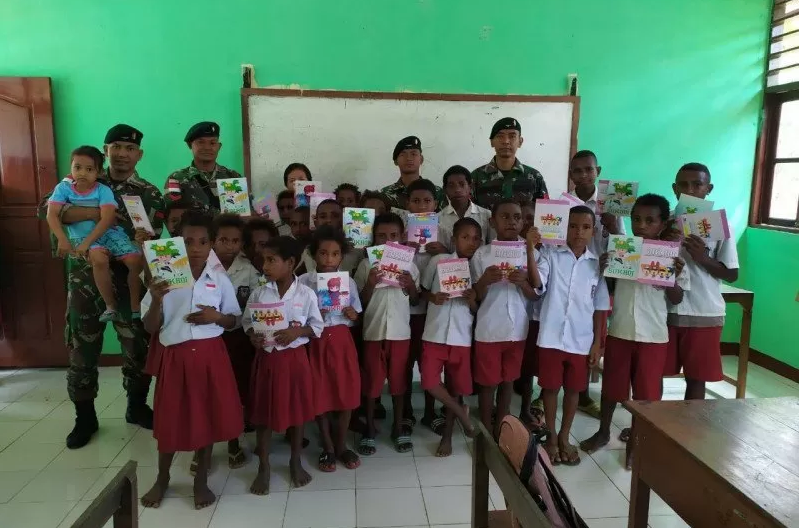 Pelajar di Perbatasan RI-PNG Mendapat Bantuan Buku Tulis Prajurit TNI