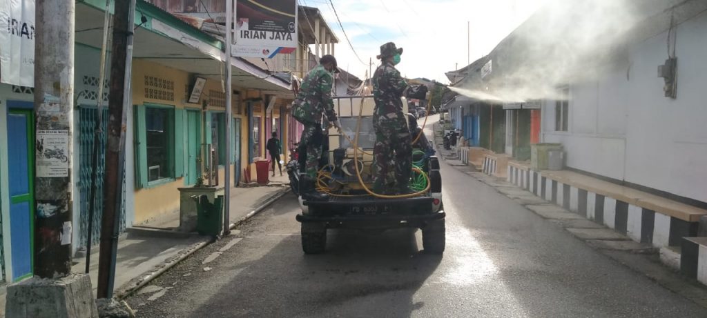 Dandim 1803 Fakfak, Kembali Terjunkan Personil TNI Semprot Disinvektas Cegah Covid -19