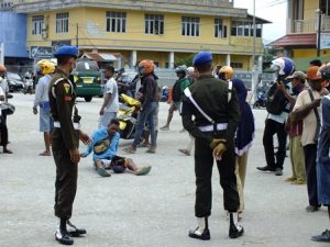 Di Pelabuhan Fakfak, Aksi Penolakan Warnai Penjemputan 65 Warga Fakfak Dari Sorong