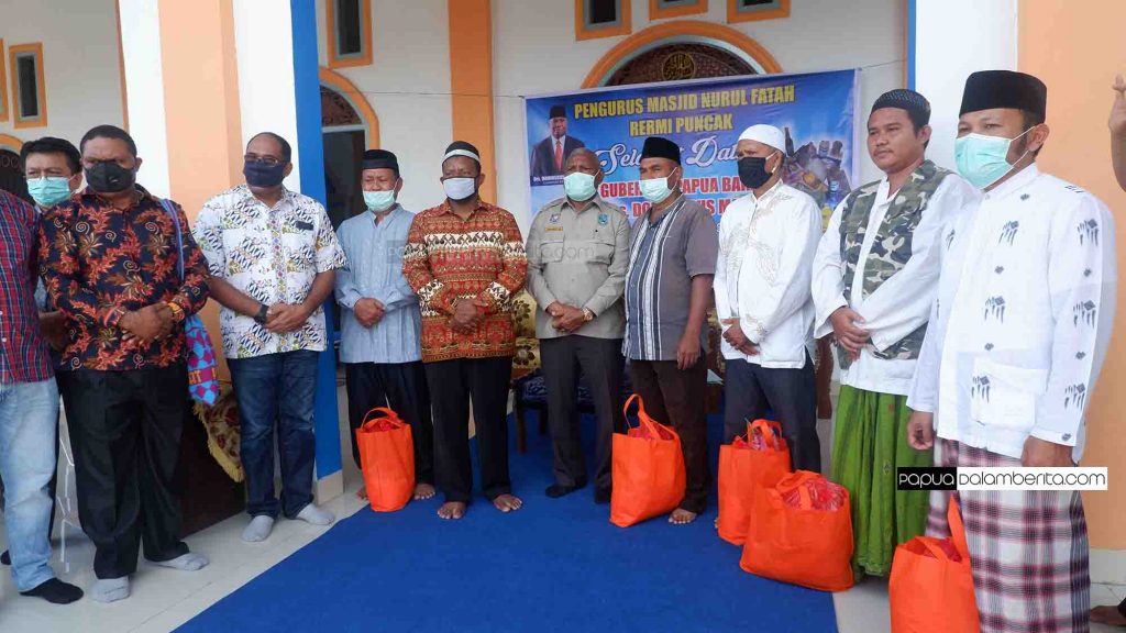 Pemda Papua Barat Peduli, Gubernur  Serahkan Paket Sembako ke Empat  Masjid di Manokwari
