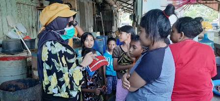 Peduli Covid -19, Ketua DPRD Fakfak Turun Jalan Bagi Masker Hasil Karya Lokal