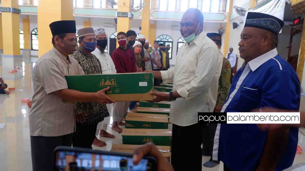 PT Unilever Indonesia Bersama DMI Papua Barat Jaga Kebersihan Masjid Melalui Gerakan Masjid Bersih