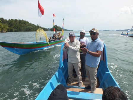 Kunjungi Tiga Kampung Di Kokas, Balon Bupati Fakfak Samaun Dahlan Disambut Bak Sultan