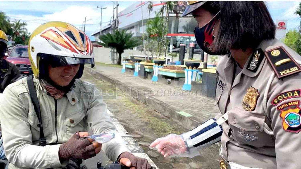 Lagi, Direktorat Lalulintas Polda Papua Barat Bagi 200 Masker dan Handsanitzer